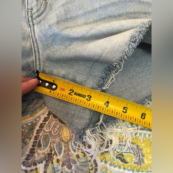 KanCan Light Wash Size Medium Denim Shorts - Picture 9 of 9